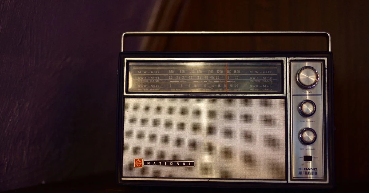 Une radio transistor National classique à 3 bandes, au design vintage et au style rétro.