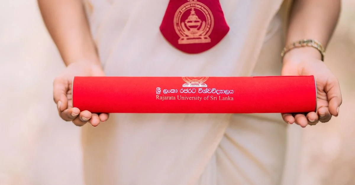 Un diplômé détient fièrement un diplôme de l'Université Rajarata du Sri Lanka.