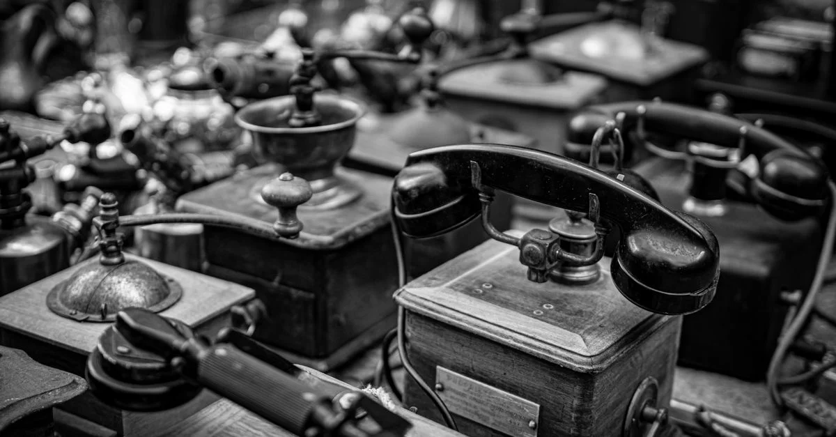 Une collection de téléphones anciens en noir et blanc. Capturé à Madrid.