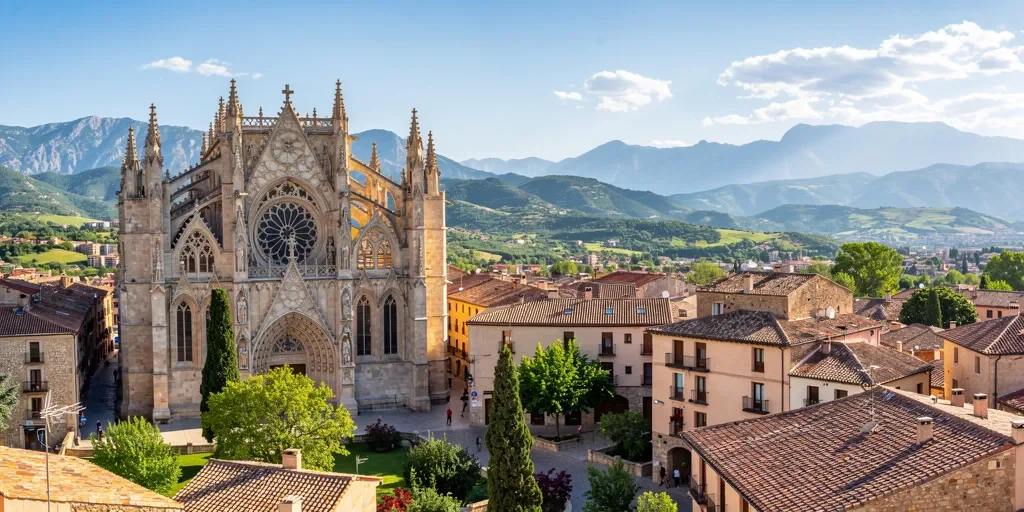 Huesca: la ciudad aragonesa con historia, naturaleza y cultura únicas