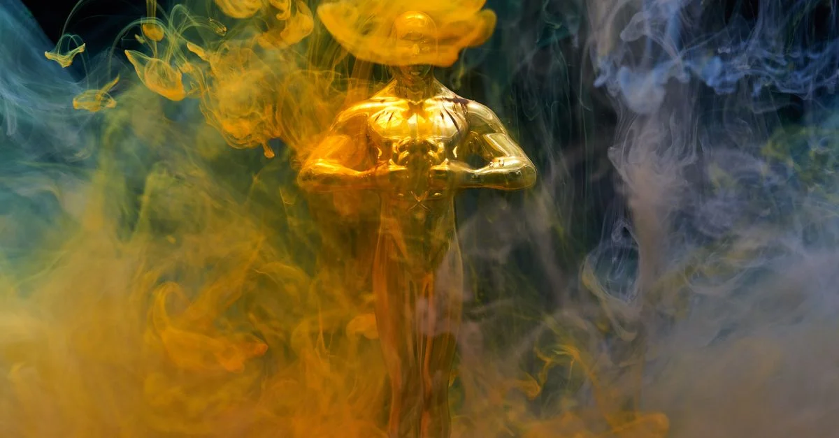 Une statuette dorée enveloppée dans une fumée vibrante jaune et bleue, symbolisant l'accomplissement et le succès.
